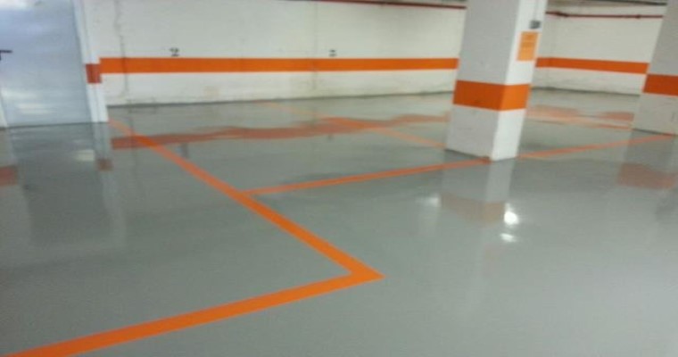 Pavimento continuo decorativo